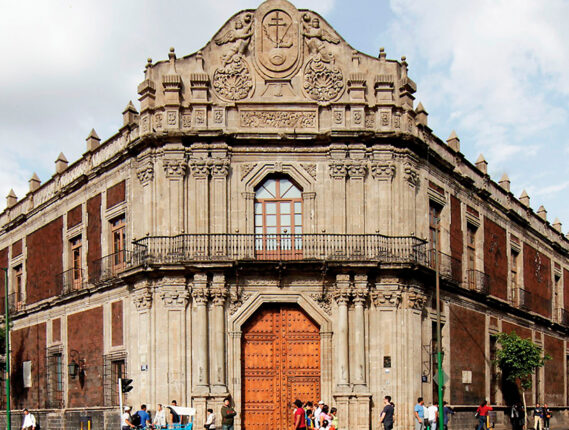 EL PALACIO DE LA ESCUELA DE MEDICINA